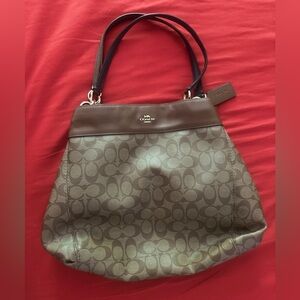 COACH F2 7972 Lexy Shoulder Bag
Color Block Signature Canvas
Khaki Brown